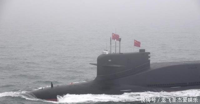 一个老兵,观看纪念海军成立70周年海上阅兵活