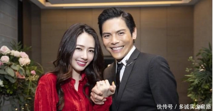 向太官宣向佐求婚成功,向佐单膝跪地一脸幸福