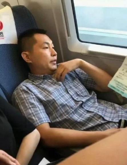北京高铁现无赖男强占他人座位,网友表示:送你