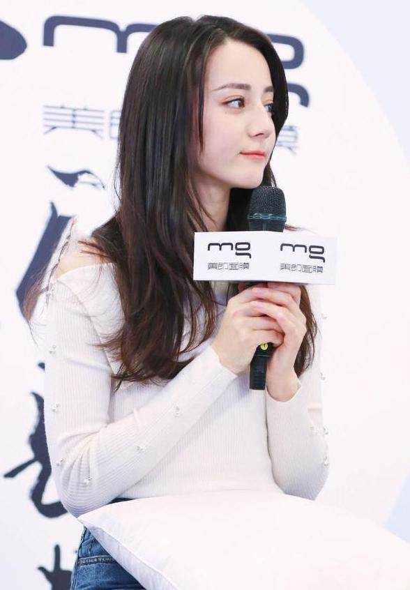 迪丽热巴终于不再穿牛仔裤啦,细长美腿被粉丝