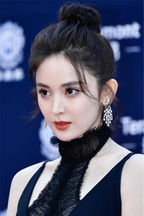 古力娜扎亮相某活动,今天丸子头配上高颜值,太