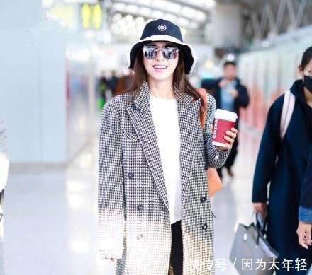 秦岚机场穿好少,毛衣搭配薄外套,网友白月光