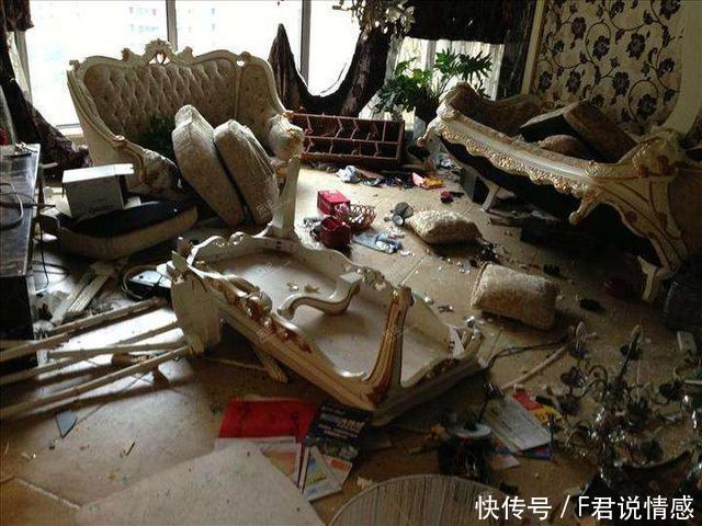 我月入两万,给我爸买了一个两块钱的烧饼,老公知道后把娘家砸了