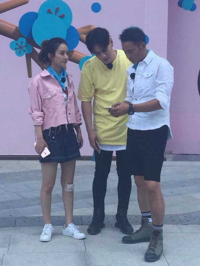 赵丽颖受伤得宠 任达华单膝跪地为其包扎