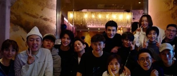 张杰晒女儿照片庆生,何炅问出所有人的心声,网