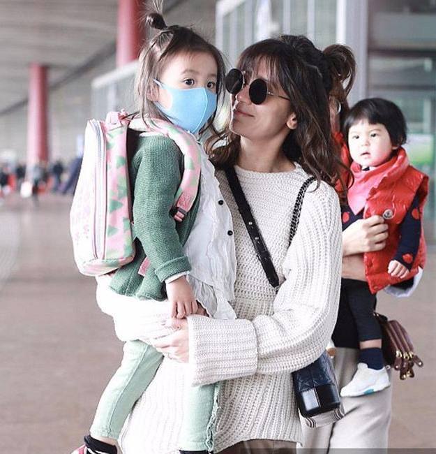 贾静雯抱咘咘外出,波妞眼神亮了,贾静雯一抬手