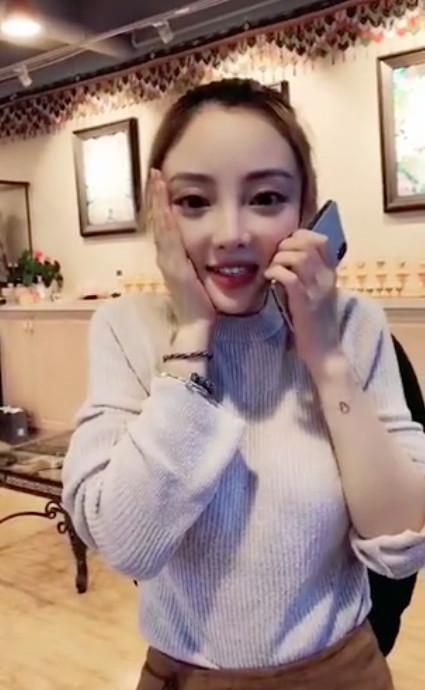 李小璐久违亮相身材丰满婚戒抢镜,友人力证其