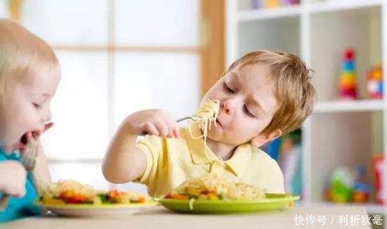 宝宝爱含饭怎么办 孩子爱含饭在嘴里该怎么办