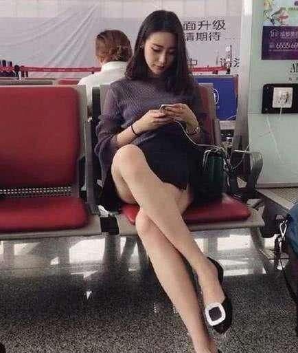 开心一笑:傍晚加班,女同事大喊:拜托,你能动一动吗?