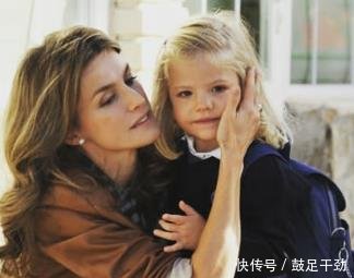 西班牙小公主索菲亚很幸福,姐姐宠爸爸爱,妈妈