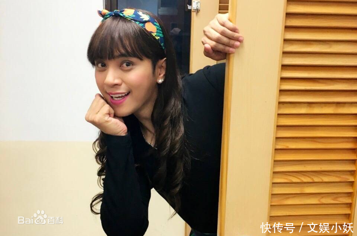 黄子韬微博晒女装照,撩人大腿抖包袱,点名完爆