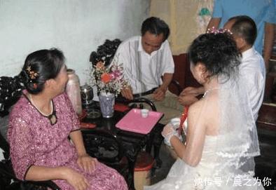 新婚晚小叔子夫妇赖客厅不走,隔天沙发下一物,我把房子送他们了