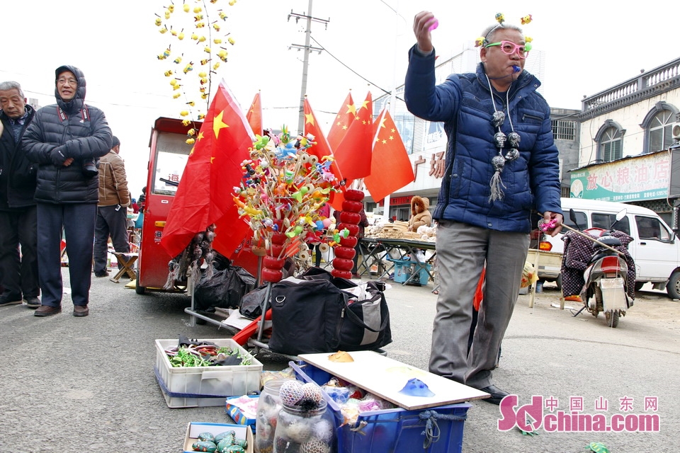 临沂小镇万人过年赶大集 外地人淘实惠当地人赶心情