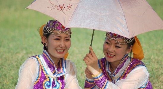 中蒙边境:大量外蒙古美女涌进中国,她们在中国