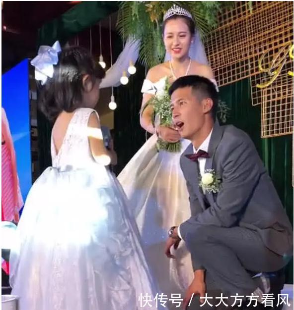 抖音最暖的婚礼 网友:他蹲下的那一刻,觉得幸福