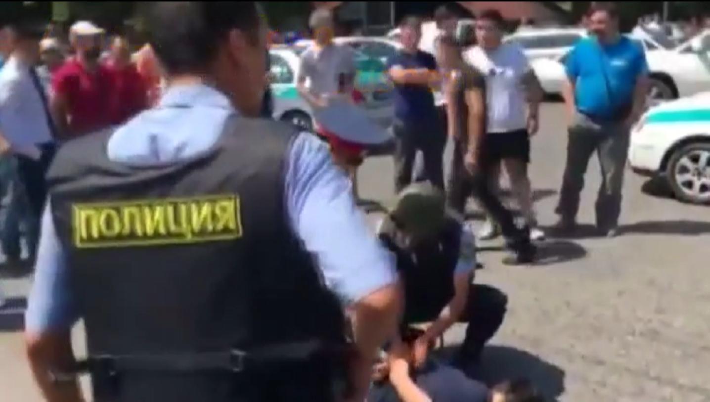 哈萨克斯坦警方与极端宗教分子交火 5死7伤