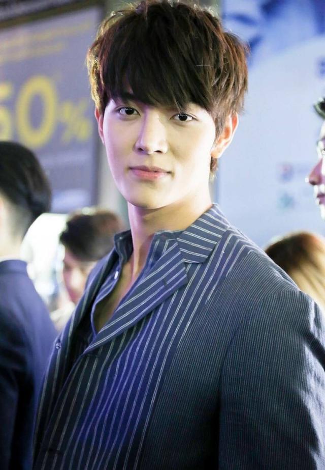 郑爽新剧首波路透照回归长发小仙女,戏都开拍