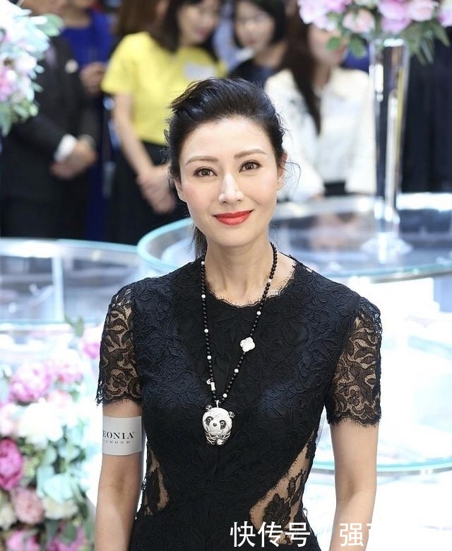 阔太李嘉欣直呼太热,穿透视吊带短裤露大长腿,比18岁当港姐更美 澳门银河手机客户端