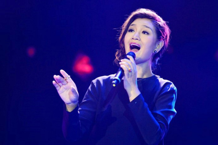 香港女歌手街边翻唱降央卓玛《走天涯》,唱出了自己的