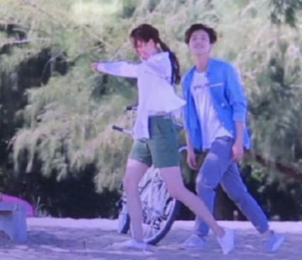 鹿晗爆关晓彤恋情,网友爆接吻照!