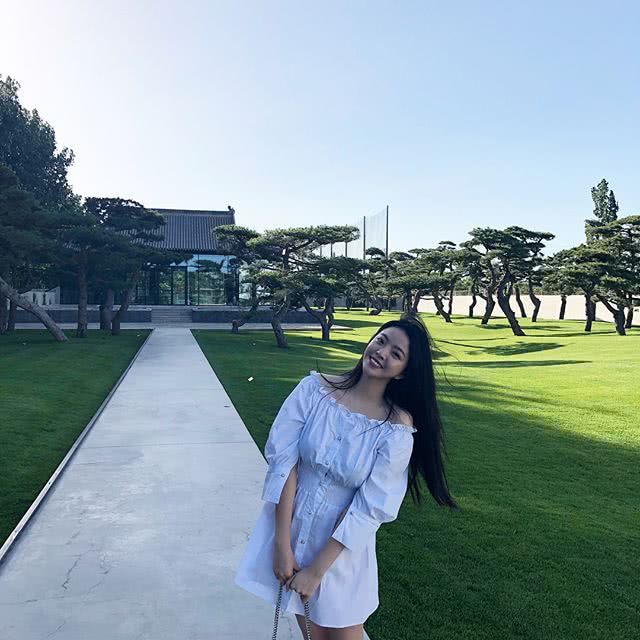 王文也放飞自我一秒变女神经 满脸油腻衣品堪