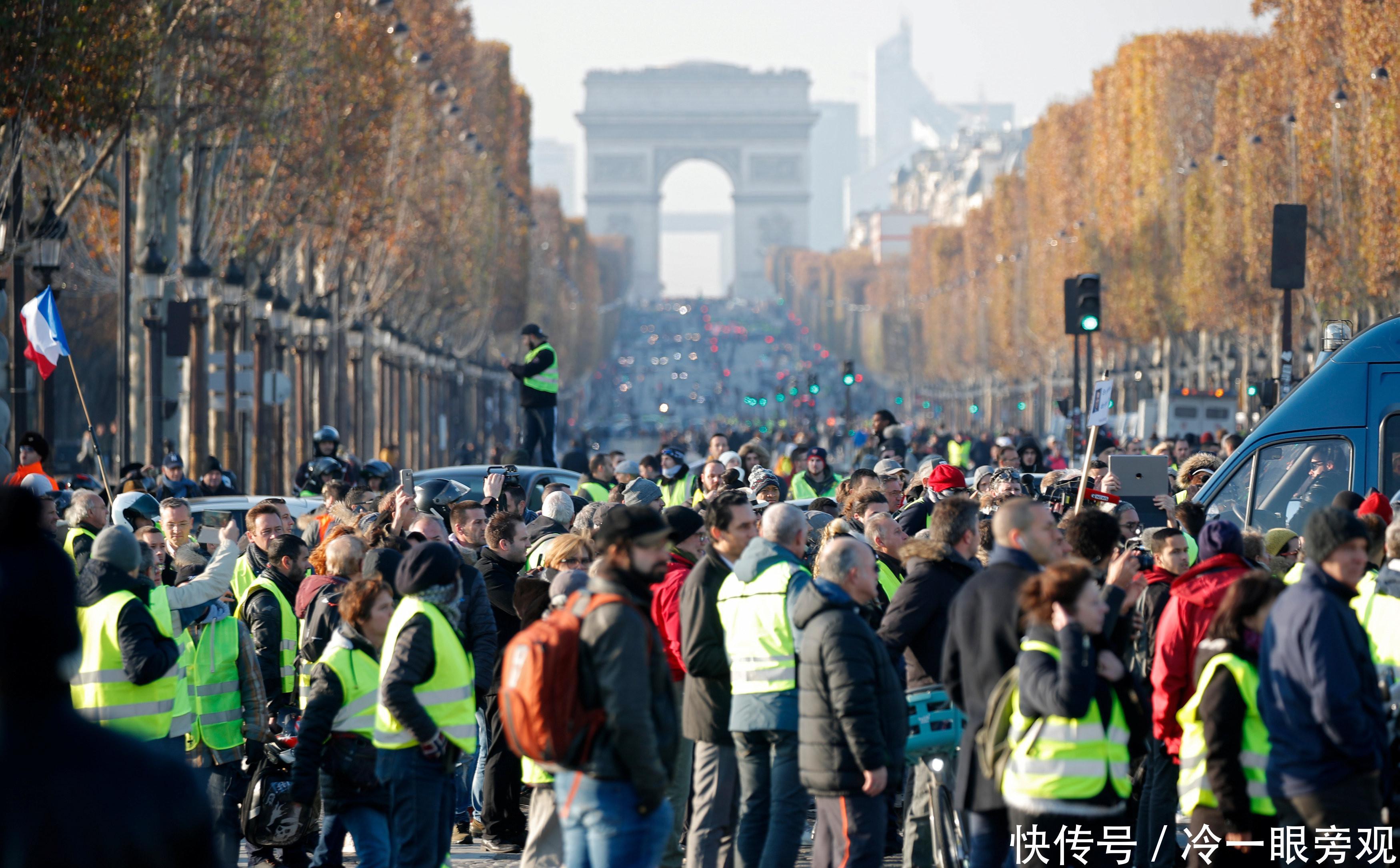 法国总统马克龙涨油价,28万人穿黄背心上街抗