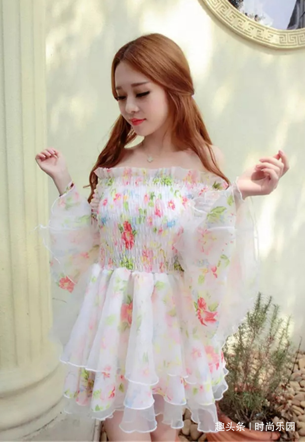 恬静可爱的小姐姐,一字肩百皱裙,穿出温柔娴淑