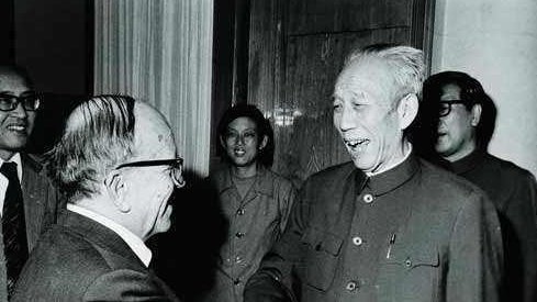 他是栗裕部下的开国上将,一个儿子成为商业巨头,其他两个更是大