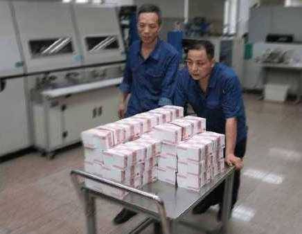 印钞厂员工每天都在生产钱,他们的工资得有多