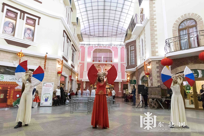 中俄城市携手喜迎中国\＂年\＂ 俄罗斯市民写\＂福\＂接财神