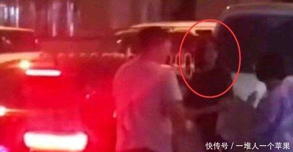 张恒接郑爽下班, 细节看出他比郑爽更主动, 比张