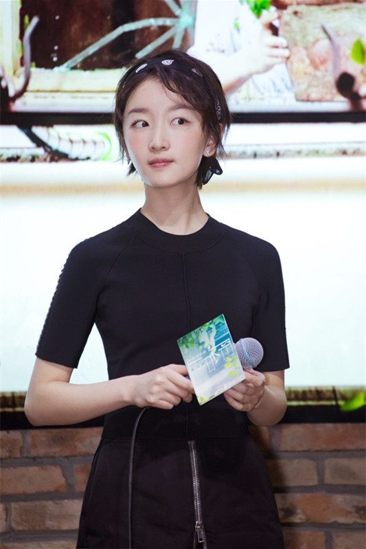 周冬雨尴尬了!戴发带穿短裙少女感十足,未ps照