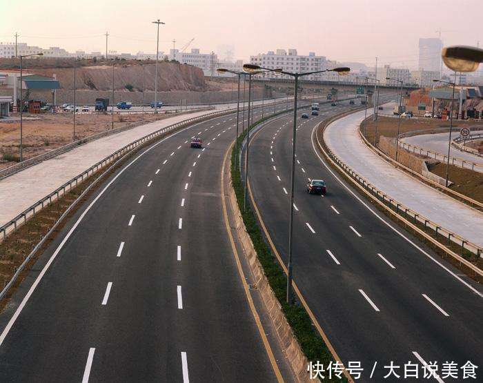 中国最赚钱高速公路，耗资7.7亿，年收入28亿，却常堵车爆满