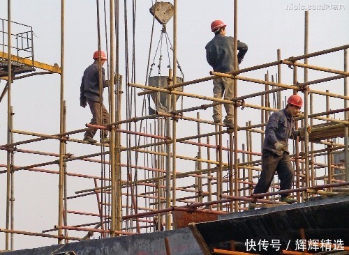 美女做公交,看到一民工玩美女,他们说了一句话扎伊尔手机图片
