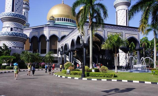 5 文莱是个以<a href='http://www.fishea.cn/mall/' target='_blank'>原油</a>和天然气为主要<a href='http://www.fishea.cn/mall/' target='_blank'><a href='http://www.fishea.cn/mall/' target='_blank'>经济</a></a>支柱的国家,占整个国家国内生产总值50%。在东南亚,<a href='http://www.fishea.cn/mall/' target='_blank'>石油</a>储量和产量仅次于印度尼西亚,居第2位。文莱是世界上最富有的国家之一。2015年人均GDP为55111 <a href='http://www.fishea.cn/mall/' target='_blank'>美元</a>。