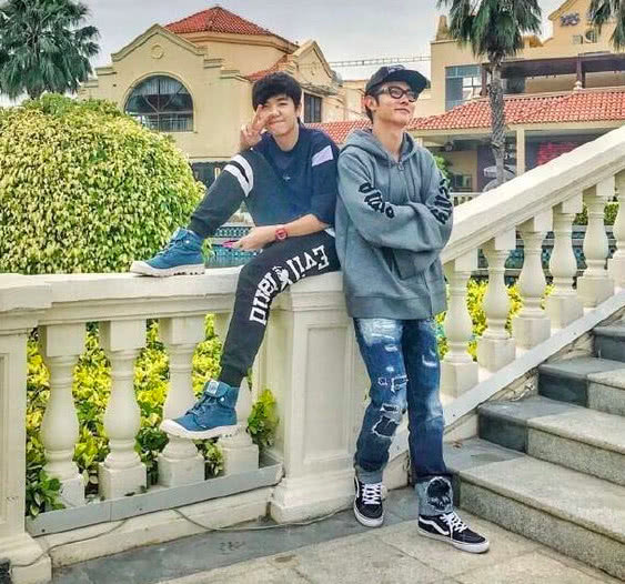 张镐濂喝椰汁玩自拍,颜值不输张丹峰,和洪欣关