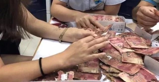 太悲催!男子10万现金藏橱柜,被水浸泡4年,去银行兑换时懵了! 第3张 太悲催!男子10万现金藏橱柜,被水浸泡4年,去银行兑换时懵了!-家居窝