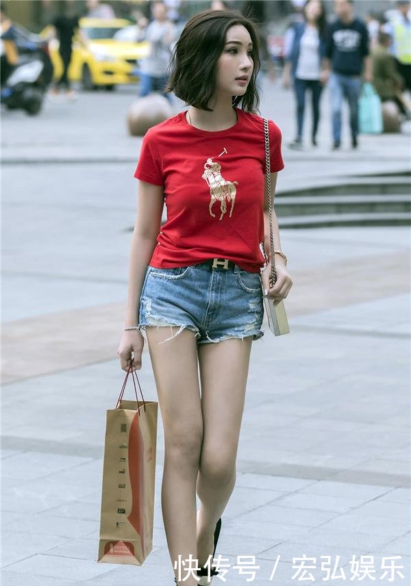 街拍图6小姐姐牛仔裙配高跟鞋,这美腿有多霸道