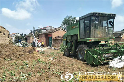 河南周口遭遇龙卷风,田间的电线杆被挂倒,电力