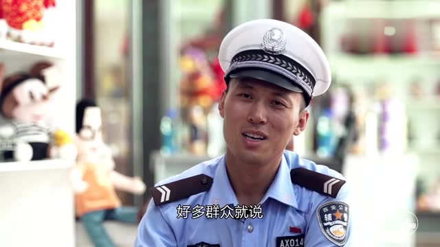 三军仪仗队出身的交警杨鹏 因为指挥交通站姿和动作极其标准走红网络