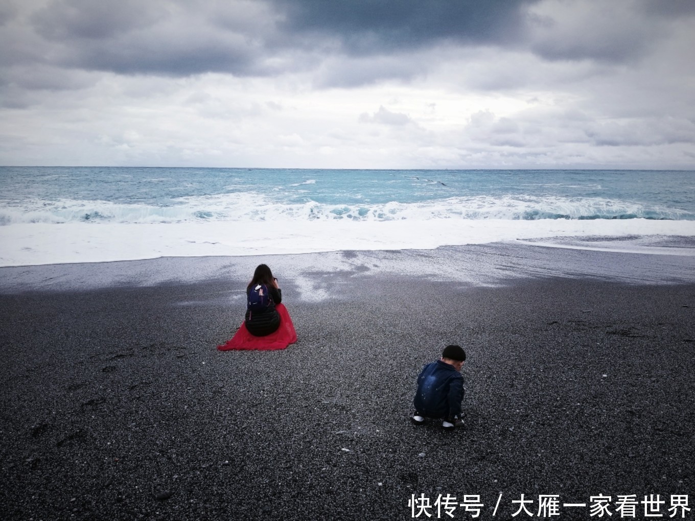 在国王殿下的渡假民宿的超级大床睡得很舒服,准时起床,参加昨天在蚂蜂窝报名的拼车一日游~这是在台湾参加的第二次一日游形式的小拼团,因为花莲的各个景点之间的公共交通并不方便,只能包车或者拼车。那就拼一下吧~ 第一站:七星潭 现在的七星潭已经没有7个潭水了,以前有的,现在大家来这里就是看海堤。不过说实话这里的海边真的很美,我很喜欢这里。 碧蓝的海水配上很多彩色的鹅卵石,真的很童话。 媳妇在拍海浪,儿子在玩沙子,紧接着意想不到的事情就要发生了~ 本来我们站的位置是很安全的位置