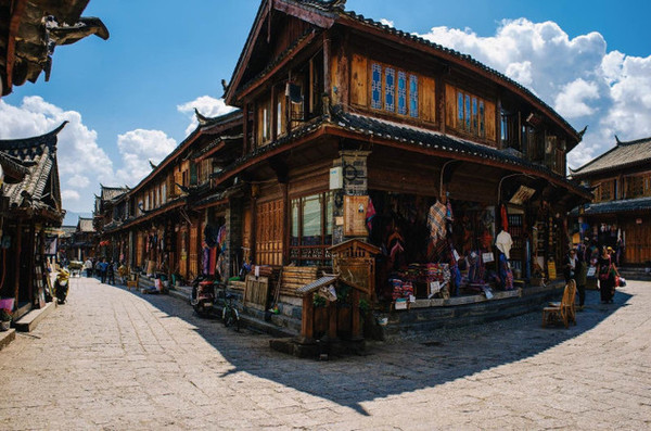 丽江只需要一个黄昏,看海棠花如何从身边飘落