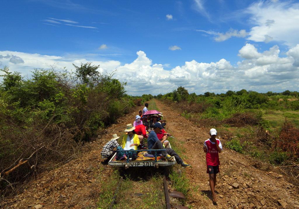 世上独一无二的竹火车就在柬埔寨,司机用根竹竿撑着前进,坐一次