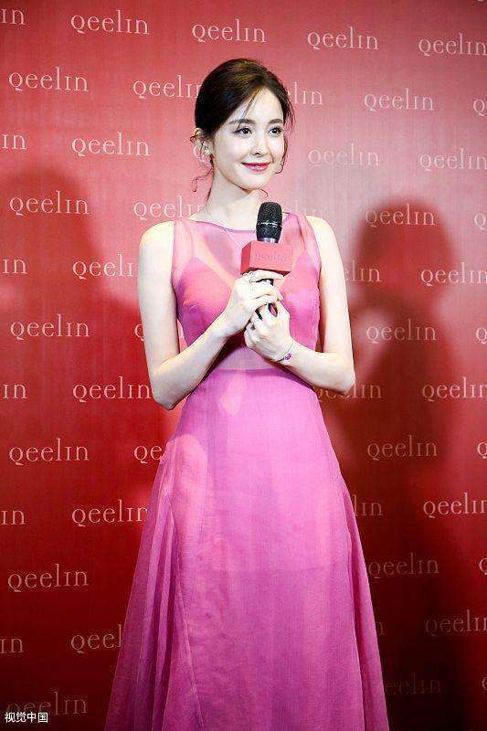 古力娜扎穿透视纱裙酥胸隐现, 清浅笑与格外迷