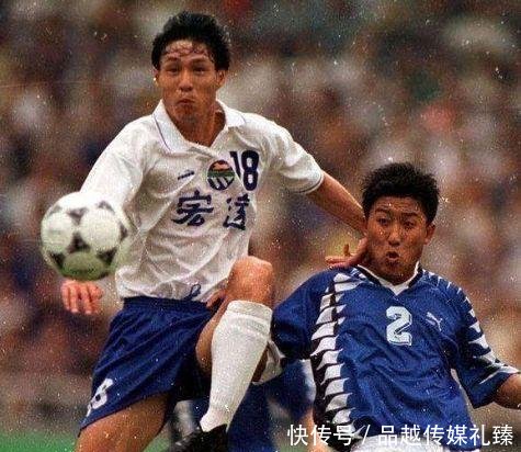 她是90年代红极一时的女歌手, 国足名将为了她