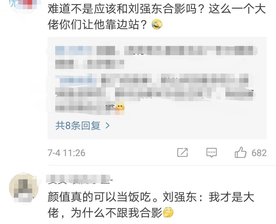 章泽天刘强东逛超市被认出求合影，素颜奶茶妹妹完全抢了总裁风头