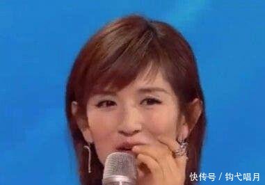 跨年夜赵丽颖全程盯直播,补刀谢娜口红粘牙,花