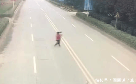 老人抱娃横穿马路被小车撞飞 司机逃逸被路人