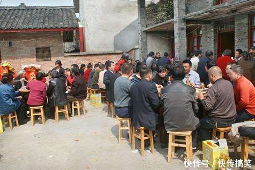 1岁女儿哭闹, 爸爸闻到异味解开孩子衣服后, 用