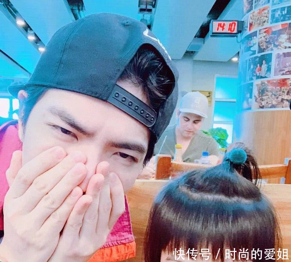 家人晒与眼睛是表情包图片什么伤心模仿,舅舅好美,舅妈合照图片